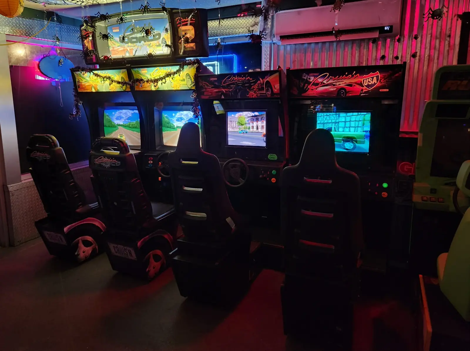 Linked Cruis'n World and Cruis'n USA racing cabinets