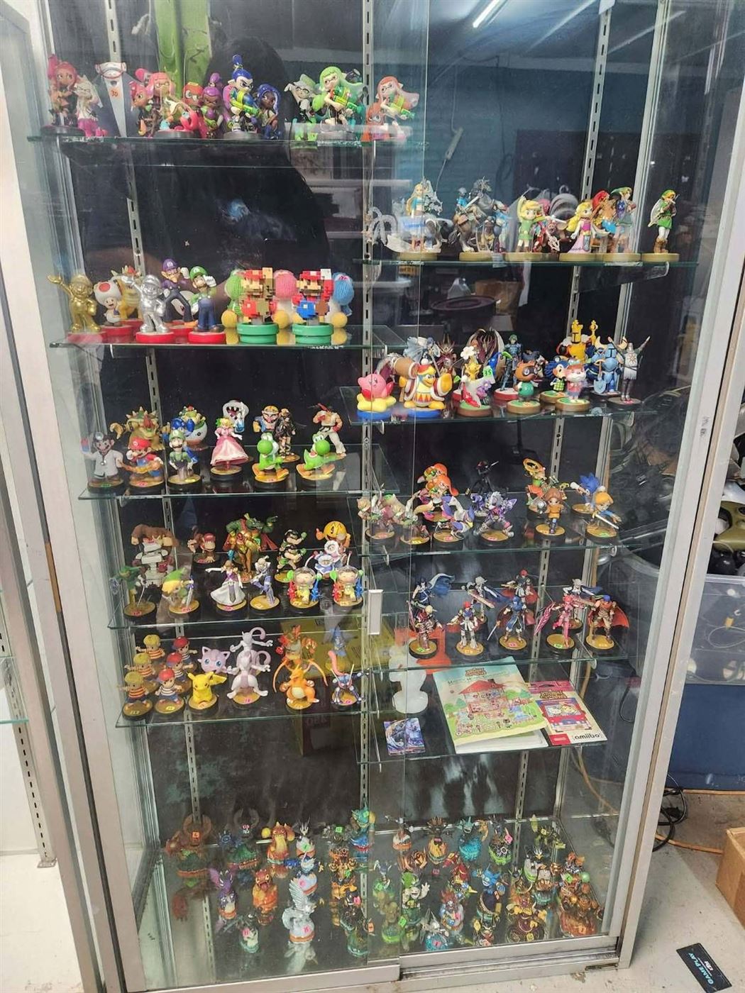 Case of amiibo and Skylanders figures